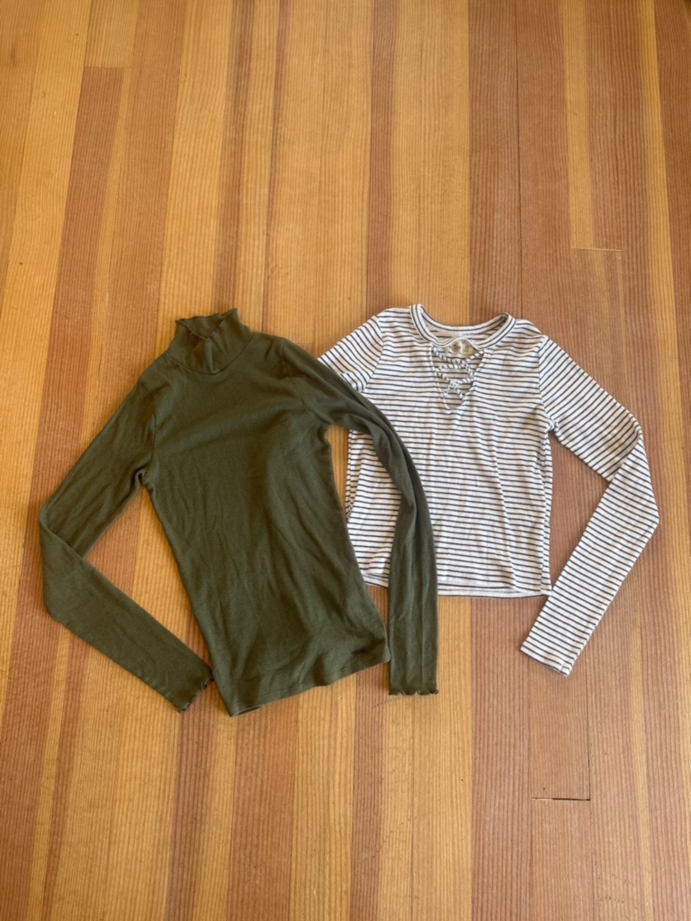Hollister turtleneck long sleeve and cropped striped long sleeve XS shirt bundle